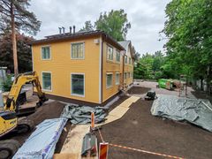 Knuutintien ja Henrikintien kulmassa työmaa on jo pitkällä. Asunnot valmistuvat elokuussa 2026.