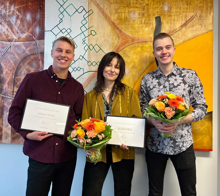 Vuoden 2025 Kullervo Linna -palkinnon saivat Mariska ja Komiat-yhtye. Kuvassa vasemmalta:  Aleksi Yli-Sissala (Komiat-yhtye), Mariska ja Eero Nummela (Komiat-yhtye).