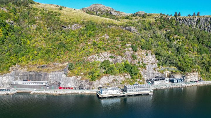 Nyt avautuva datakeskus sijaitsee syvälle graniittikallion sisään rakennetussa kokonaisuudessa.