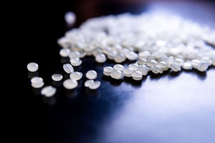 Det nya biobaserade smältlimmet består av små tabletter.