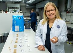 Kiiltos produktutvecklingschef Maijja Kulla-Pelonen visar det nya biobaserade smältlimmet.