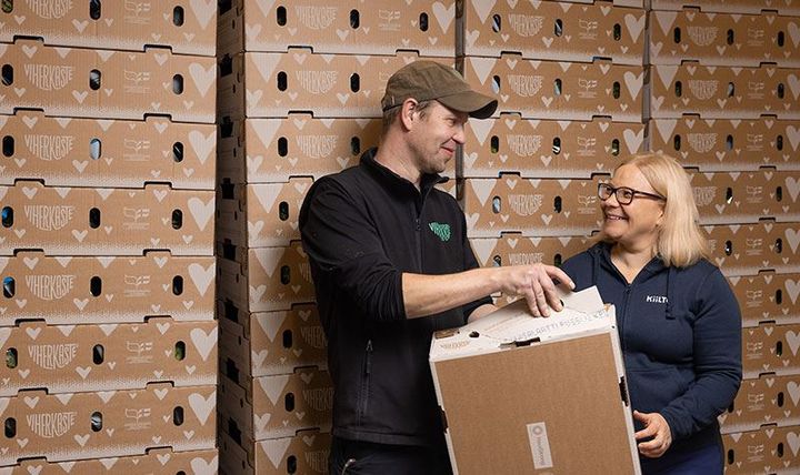 Examining the packaging adhesive innovation. Viherkaste's foreman, Markku Hämäläinen, and Kiilto's product development manager, Maija Kulla-Pelonen.