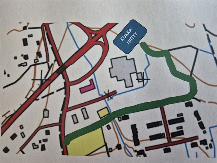 Oheisessa kartassa on merkitty vihreällä viivalla sallitut kulkureitit. Toivomme kaikkien noudattavan reittiohjeita ja toivotamme iloa kukkien poiminnasta!