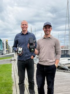 Birdsview toimitusjohtaja Olav Skogen ja CTO Simen Husøy tuotteen kanssa