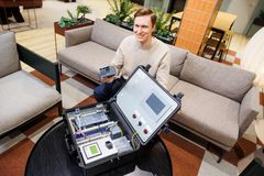 Kuvassa Geonovan tekninen johtaja Ossi kaihua. Salkussa on kysyntäjoustolaitteisto, jolla voidaan testata yksittäisen, tietyssä kiinteistössä olevan maalämpöjärjestelmän joustokykyä.