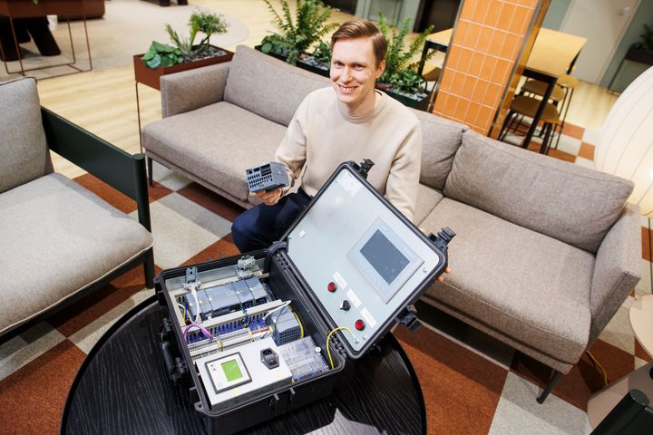 Kuvassa Geonovan tekninen johtaja Ossi kaihua. Salkussa on kysyntäjoustolaitteisto, jolla voidaan testata yksittäisen, tietyssä kiinteistössä olevan maalämpöjärjestelmän joustokykyä.