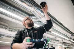 Turvaratkaisuilla on kysyntää. Järjestelmäasiantuntija Juha Kuivalainen asentaa hälytysjärjestelmää helmikuussa avattavassa K-Market Verkkosaaressa.