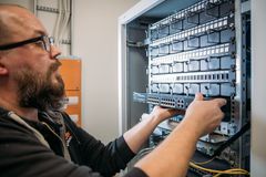 Hermokeskus. Järjestelmäasiantuntija Juha Kuivalainen kytkee hälytysjärjestelmää toimintaan helmikuussa avattavassa K-Market Verkkosaaressa.