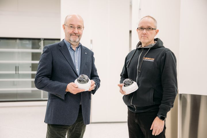 Hallituksen puheenjohtaja Lars Furuholm (vas.) ja toimitusjohtaja Mikko Sihvo ovat kokeneita turva- ja ICT-alan yrittäjiä.