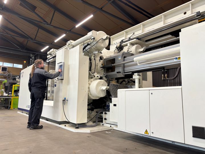 VMT Plasticin uudet ruiskuvalukoneet.