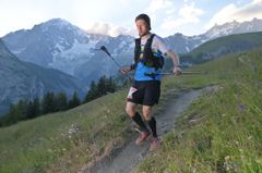 Ville Maksimainen on kerännyt juoksukilometrejä noin kymmenessä maassa. Tässä Maksimainen vuonna 2023 Mont Blancin maisemissa Gran Trail Courmayeur -tapahtumassa.