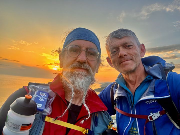 Tim Fischer (vas.) ja Torsten Hentsch ovat kiertäneet ultrajuoksutapahtumissa useissa maissa. Kuvassa miehet kaksi kilometriä ennen maalia 346 kilometrin pituisella Race Across Scotland -reitillä elokuussa 2025.