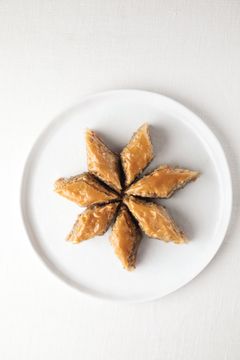 Baklava-leivonnaisen valmistus vaatii käsityötaitoa.