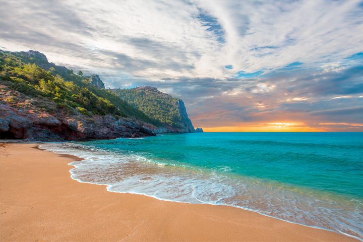 Cleopatra Beach on tunnettu vesiurheilumahdollisuuksistaan.