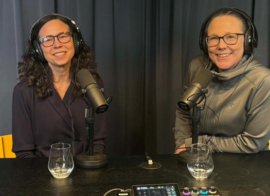 Juontaja Anki Yngve ja tutkija Therese Rehn podcasta-studiossa.