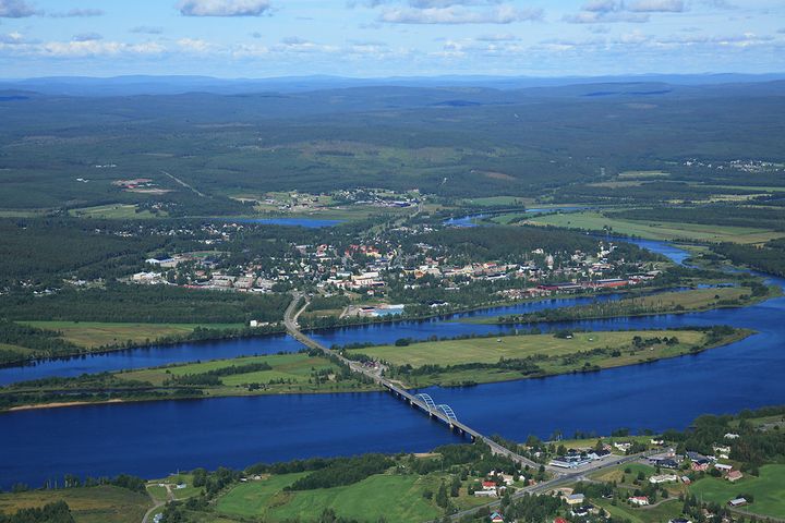 Kuva Övertorneån ja Ylitornion yhdistävästä Aavasaksan sillasta.