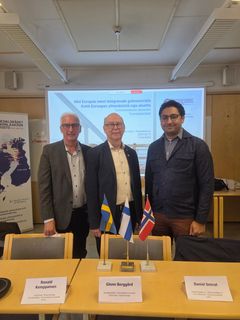 Tornionlaakson neuvoston puheenjohtaja Roland Kemppainen, Pohjoiskalotin neuvoston puheenjohtaja Glenn Berggård ja Perämerenkaari yhdistyksen varapuheenjohtaja Daniel Smirat.