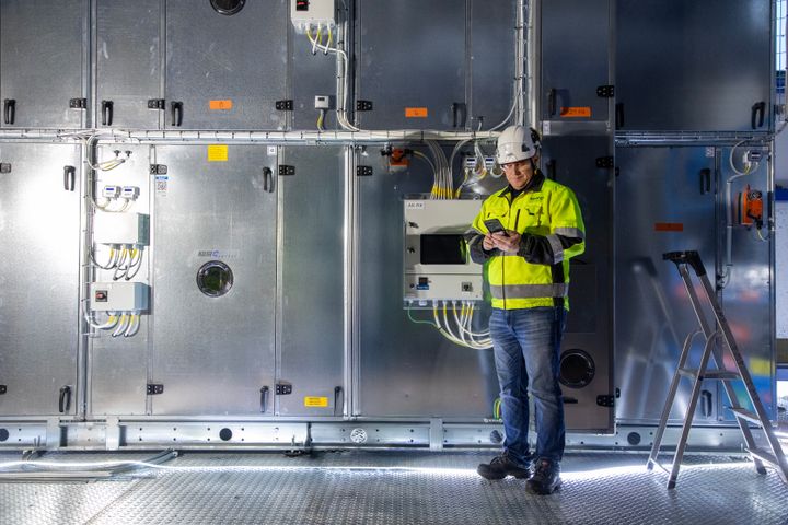 Kiinteistöissä liikutellaan, lämmitetään ja jäähdytetään ilmaa satoja tuhansia kuutioita vuodessa täysin turhaan,  energiaremonttien asiantuntija Sauli Syrjänen sanoo.