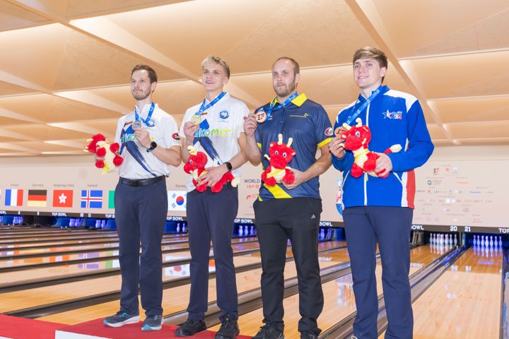 Hong Kongin MM-kisojen semifinaalinelikko. Vasemmalla finaalissa voiton ratkoneet suomalaiset Tomas Käyhkö ja Luukas Väänänen, oikealla semifinaaleissa suomalaisille taipuneet Ruotsin Markus Jansson ja Yhdysvaltojen Ryan Barnes.