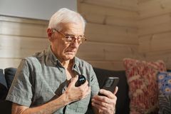 Ikääntyneelle hoitoon pääsy voi olla haastavaa. Omplyn avulla sydämen ja keuhkojen tutkiminen onnistuu helposti ja turvallisesti kotona ja reaaliaikaisesti lääkärin ohjauksessa. Näin tärkeät mittaukset tulevat osaksi arkea ilman matkustamista tai odottamista.