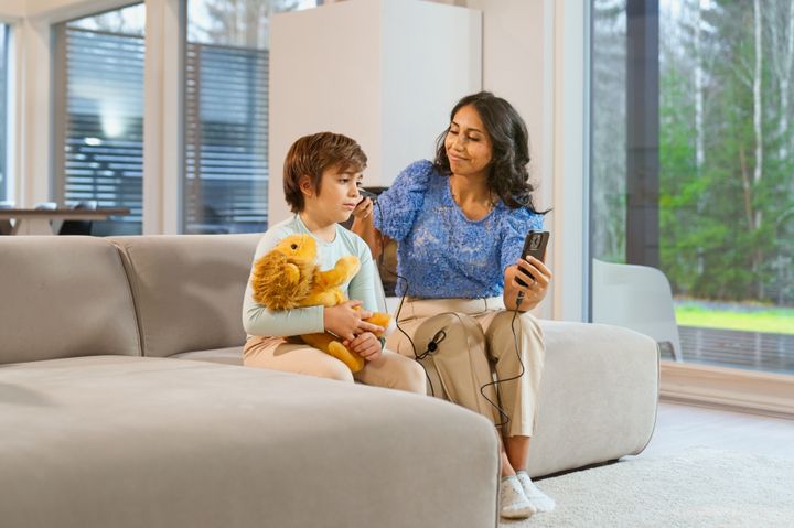 Omplyn etädiagnostiikkaratkaisun avulla lääkäri voi tutkia potilasta aidosti etänä myös kotona. Kuvassa vanhempi tutkii lapsen korvaa lääkärin ohjauksessa Omplyn laitteilla ja mobiilisovelluksella. Ratkaisu tuo hoidon sinne missä arki tapahtuu ja parantaa hoidon saatavuutta ilman fyysisiä vastaanottoja tai jonottamista.