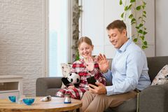 Kun arjessa tulee yllättävä tarve päästä lääkäriin, Omply tuo tutkimuksen suoraan olohuoneeseen. Helppokäyttöiset etätutkimuslaitteet ja suora yhteys lääkäriin varmistavat, että hoito alkaa heti, ilman jonottamista, matkustamista tai ylimääräistä stressiä.