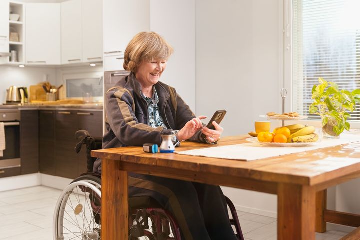 Liikkuminen lääkärin vastaanotolle ei aina ole helppoa. Omplyn avulla tutkimukset ja seuranta onnistuvat sujuvasti omasta keittiöstä käsin helppokäyttöisillä etätutkimuslaitteilla ja lääkärin reaaliaikaisella tuella.