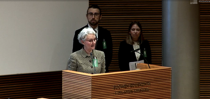 Aloitteen tekijöiden edustajat Birgitta Wahlberg, Visa Kurki ja Venla Mathlein.