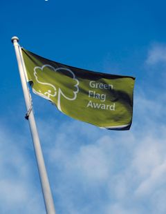 Green Flag Award -palkitut viheralueet tunnistaa vihreästä lipusta.