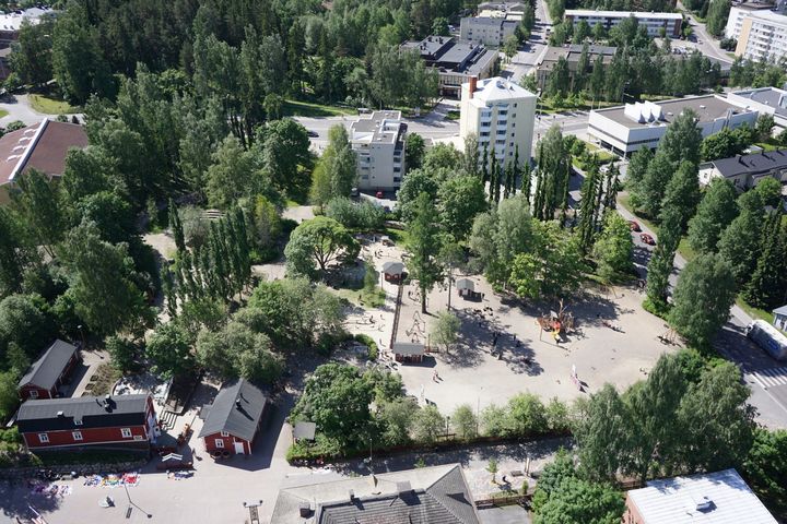 Ilmakuva Mäki-Matin perhepuistosta, joka on täynnä puita ja rakennuksia.