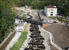 Ilmakuva Kankaan uudesta keskuskorttelista: kunnostettu puro, silta ja rakenteilla olevia katualueita.