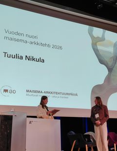 Tuulia Nikula vastaanottaa vuoden nuori maisema-arkkitehti 2026 -palkinnon lavalla.