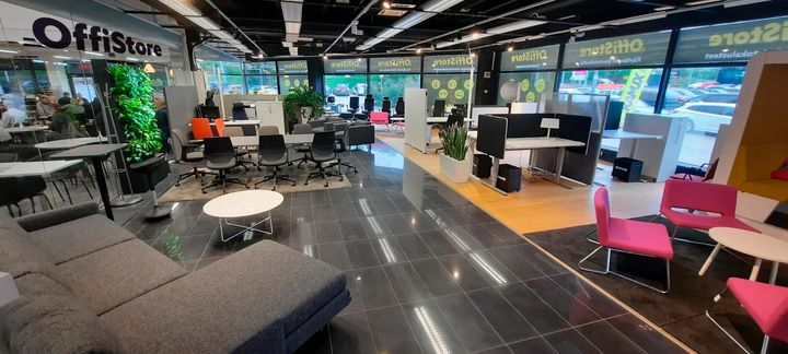 Tila esittää Viisarin myymälän sisätilaa, jossa on useita toimistohuonekaluja ja -tarvikkeita.