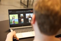 Nuori mies katselee tietokoneeltaan webinaaria.