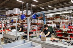 UTUn sähkökeskuksien tuotantolinjastolla Ulvilan tehtaalla