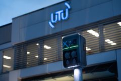 UTUn Ulvilan tehdas Ahjontiellä Ulvilassa. Kuvassa myös UTUn omaa tuotantoa Ulvilasta - UTUMaX sähköautojen latausasema
