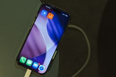 Puhelimen näytöllä näkyy MobilePay- ja Vipps-sovellusten kuvakkeet.