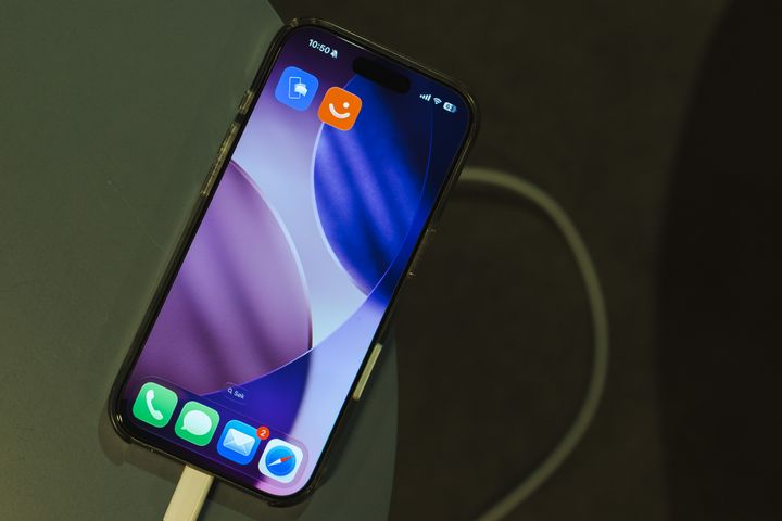 Puhelimen näytöllä näkyy MobilePay- ja Vipps-sovellusten kuvakkeet.