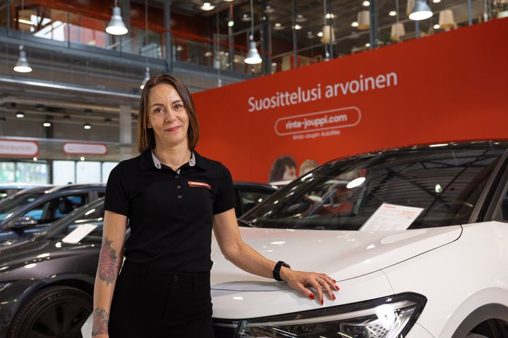 Rinta-Joupin Autoliikkeen digitaalisen liiketoiminnan johtaja, Susa Niemelä.