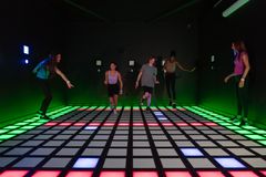 Activate on maailman ensimmäinen aktiivisen pelaamisen elämys, jossa pelaajat hyppivät, kiipeävät ja ratkaisevat pulmia tiimityön voimin. Reaaliajassa muuttuva teknologia yhdistää fyysisen liikkumisen ja älylliset haasteet ainutlaatuisesti.