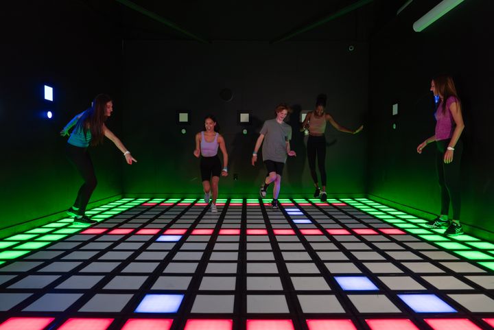 Activate on maailman ensimmäinen aktiivisen pelaamisen elämys, jossa pelaajat hyppivät, kiipeävät ja ratkaisevat pulmia tiimityön voimin. Reaaliajassa muuttuva teknologia yhdistää fyysisen liikkumisen ja älylliset haasteet ainutlaatuisesti.