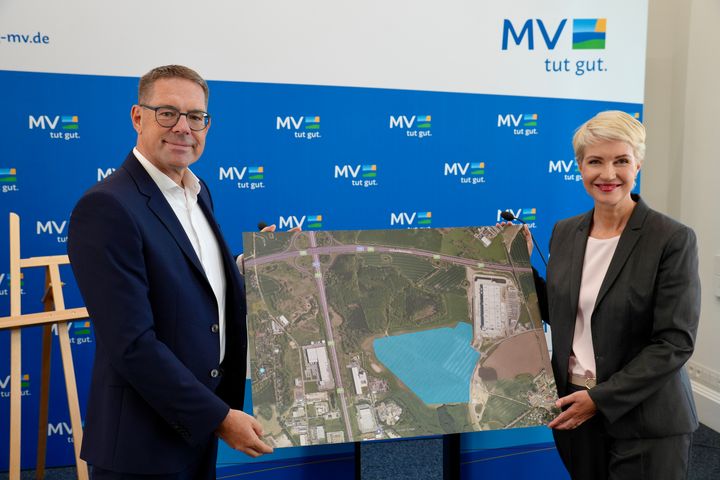 Caption: Gerd Chrzanowski, general partner Schwarz Group, and Manuela Schwesig, minister-president of Mecklenburg-Vorpommern.