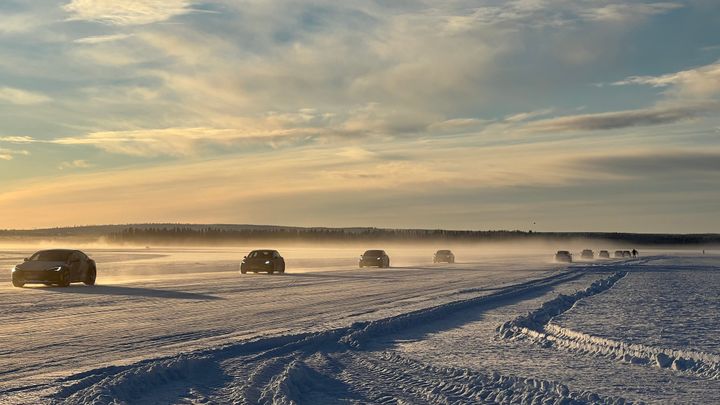 Maailman suurin sähköautojen talvitesti FLTP 1000 km ajetaan kolmatta kertaa – noin 70 autoa suuntaa halki Suomen napapiirille.