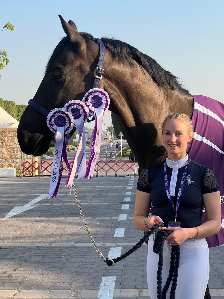 Palkittu ratsukko Laura Kangasniemi ja Goldprins Dohassa.