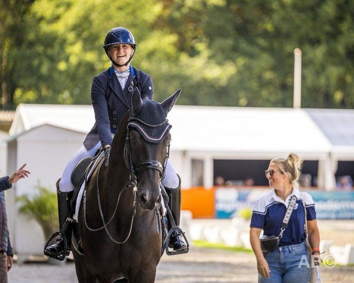 Laura Kangasniemi ja Goldprins sekä valmentaja Carolia McLean. Kuva Arnd Bronkhorst.