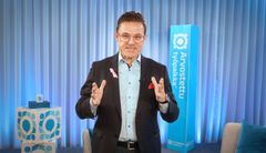 Mika D. Rubanovitsch juontaa Vuoden 2025 Arvostetuimmat työpaikat -julkistamistilaisuutta studiossa.