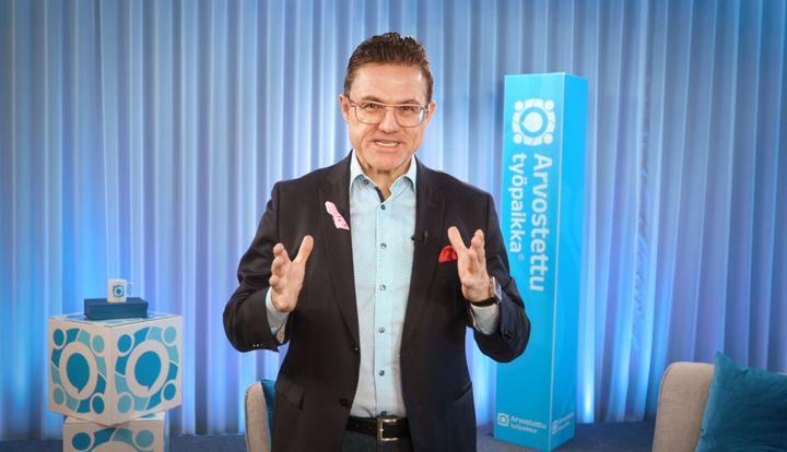 Mika D. Rubanovitsch juontaa Vuoden 2025 Arvostetuimmat työpaikat -julkistamistilaisuutta studiossa.