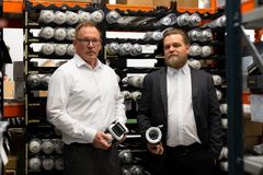 Sensorex Oy:n toimitusjohtaja Matti Jokelainen ja teknologiajohtaja Tomi Koskinen esittelevät SX-Alpha-kaasunilmaisinta.