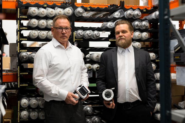 Sensorex Oy:n toimitusjohtaja Matti Jokelainen ja teknologiajohtaja Tomi Koskinen esittelevät SX-Alpha-kaasunilmaisinta.