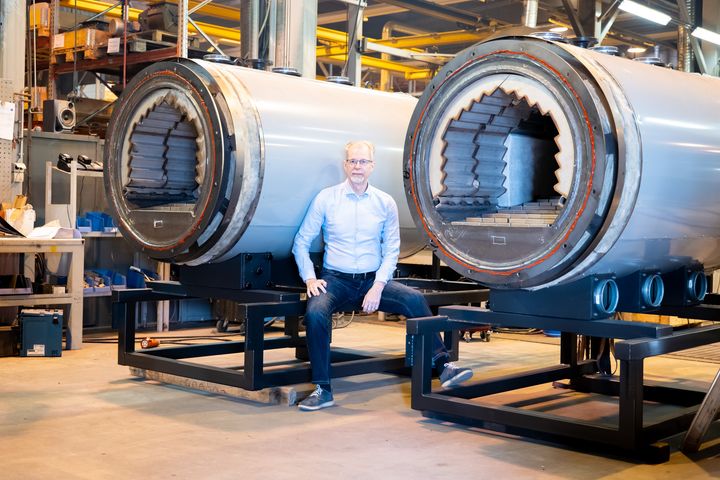 Jari Kanervo ja kaksi valmistumassa olevaa BioJet Multi -pellettipoltinta (kuva Ariterm Energy)